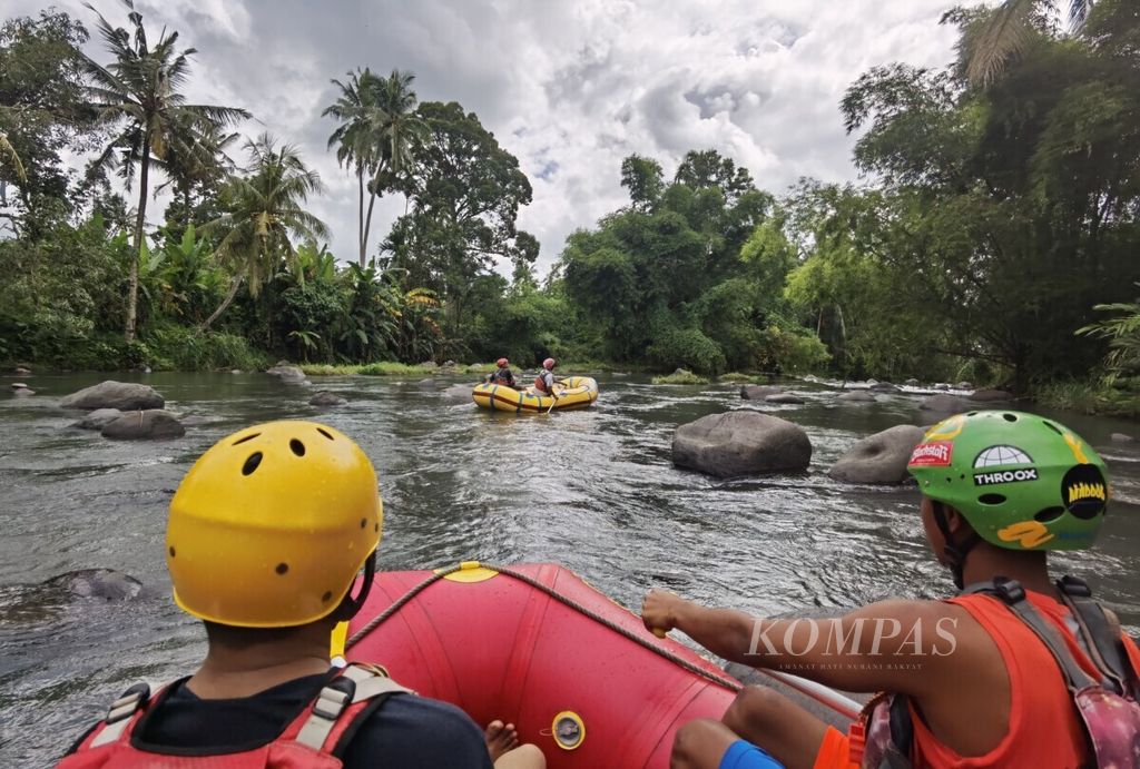 Kegiatan Lombok Rafting di Desa Batu Mekar, Kecamatan Lingsar, Kabupaten Lombok Barat, Nusa Tenggara Barat, Selasa (26/7/2021)