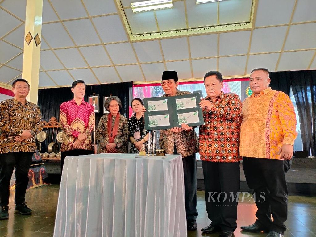 Peluncuran prangko bergambar Ki Hajar Dewantara dalam acara puncak peringatan Satu Abad Tamansiswa di Pendopo Agung Tamansiswa, Yogyakarta, Minggu (3/6/2022).