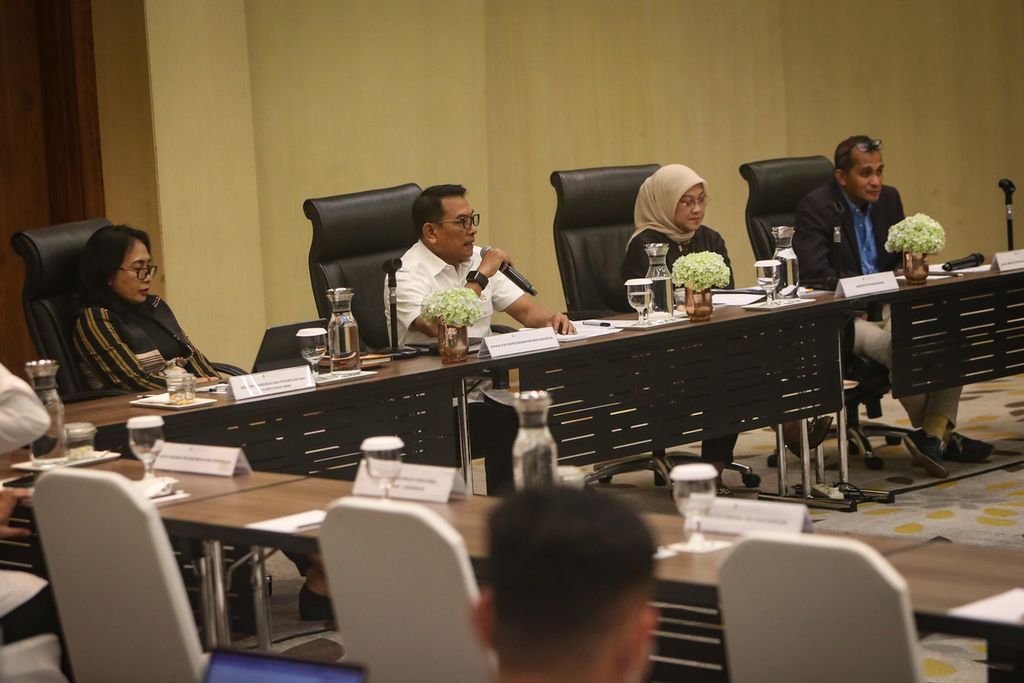 Kepala Staf Kepresidenan Moeldoko (kedua dari kiri) menyampaikan keterangan pers terkait Rancangan Undang-Undang Perlindungan Pekerja Rumah Tangga (RUU PPRT) didampingi Menteri Pemberdayaan Perempuan dan Perlindungan Anak I Gusti Ayu Bintang Darmawati (kiri), Menteri Ketenagakerjaan Ida Fauziyah (kedua dari kanan), serta Wakil Menteri Hukum dan Hak Asasi Manusia Edward Omar Sharif Hiariej (kanan) di Hotel Pullman, Jakarta, Senin (15/5/2023). Pemerintah telah menyelesaikan pembahasan Daftar Inventarisasi Masalah (DIM) RUU PPRT yang akan dibahas lebih lanjut oleh Badan Legislasi DPR. Pemerintah menargetkan RUU PPRT dapat disahkan menjadi UU pada tahun ini. 
