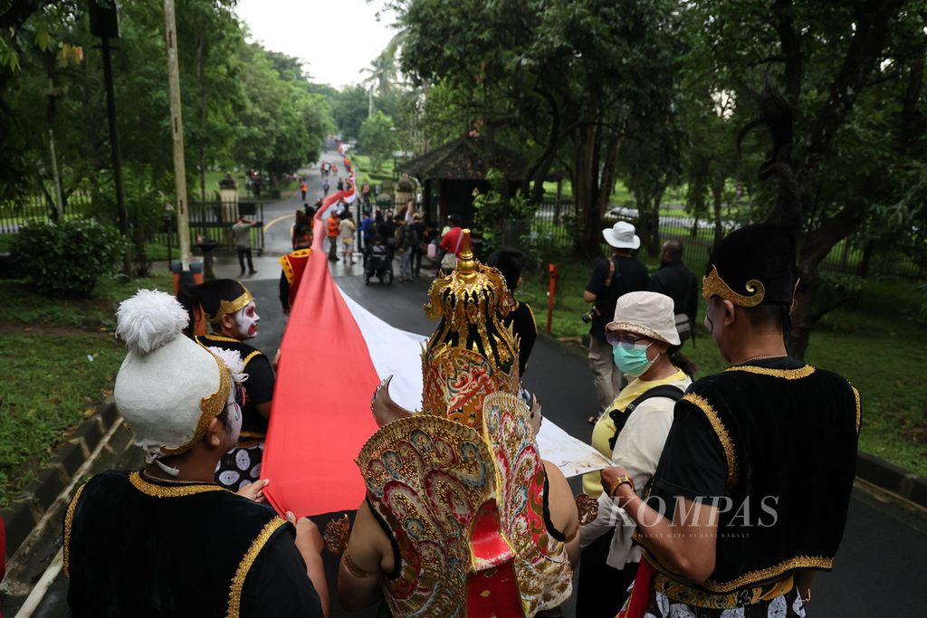 Bendera Merah Putih sepanjang 1.000 meter dibentangkan mengelilingi Candi Borobudur dan dikirab menuju Balkondes Kembanglimus di Kecamatan Borobudur, Kabupaten Magelang, Jawa Tengah, Rabu (1/6/2022). 