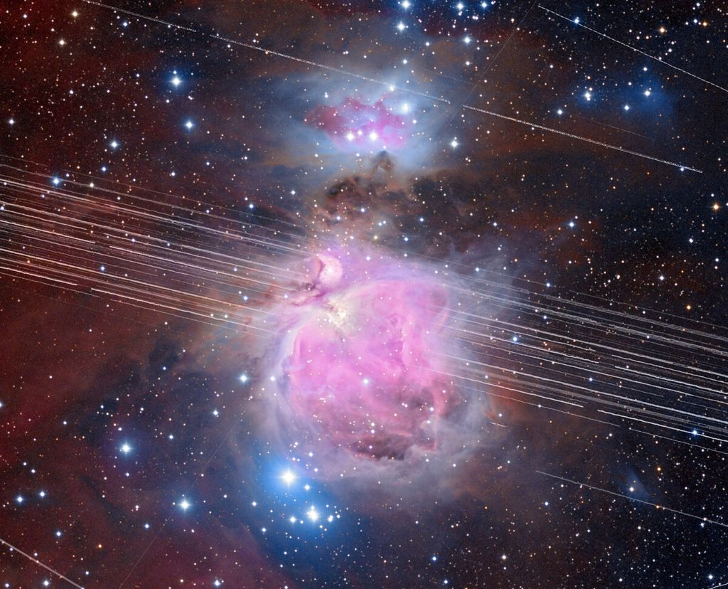 Citra Nebula Orion yang diambil pada pertengahan Desember 2019. Garis-garis yang membentang dan menutupi citra Nebula Orion itu adalah lintasan satelit.