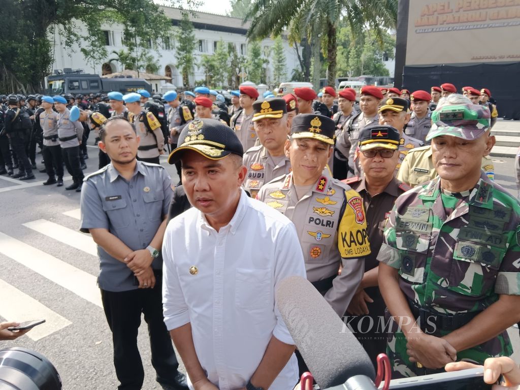 Penjabat Gubernur Jawa Barat Bey Machmudin ditemui seusai upacara pergeseran pasukan TNI-Polri untuk pengamanan Pemilu 2024 pada Senin (12/2/2024) di Kota Bandung.