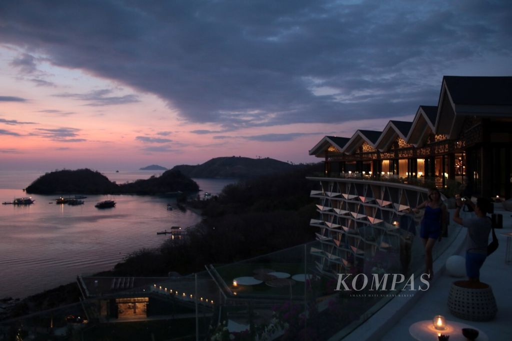 Semakin berkembangnya wisata di Labuan Bajo, Nusa Tenggara Timur, bisnis hotel dan penginapan juga terus bermunculan. Suasana senja dari Ayana Komodo Resort, Waecicu Beach, yang baru dibuka 15 September 2018.