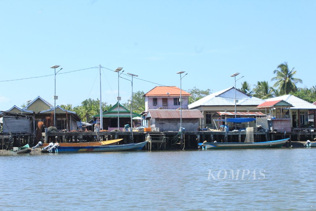 Potret rumah warga di Desa Kaki Air, Kecamatan Teluk Kayeli, Kabupaten Buru, Maluku, Rabu (6/9/2023). Di desa dengan jumlah penduduk sekitar 700 warga itu, rumah warga dibangun di atas permukaan laut.