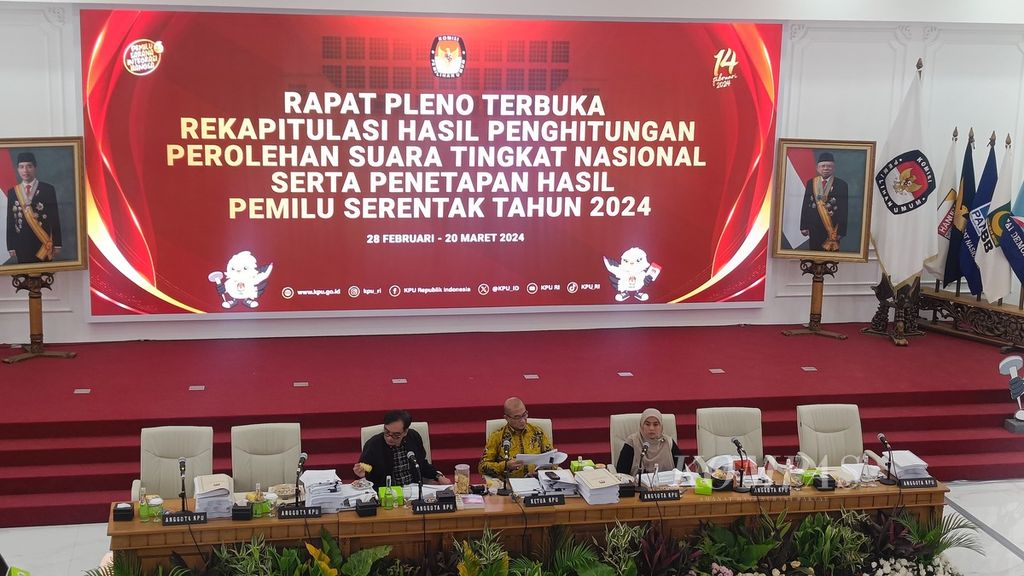 Anggota Komisi Pemilihan Umum (KPU) Yulianto Sudrajat, Ketua KPU Hasyim Asy'ari , dan anggota KPU Betty Epsilon Idroos memimpin jalannya rekapitulasi suara pemilu di luar negeri panel A, di bagian dalam Kantor KPU, Menteng, Jakarta, Minggu (3/3/2024).