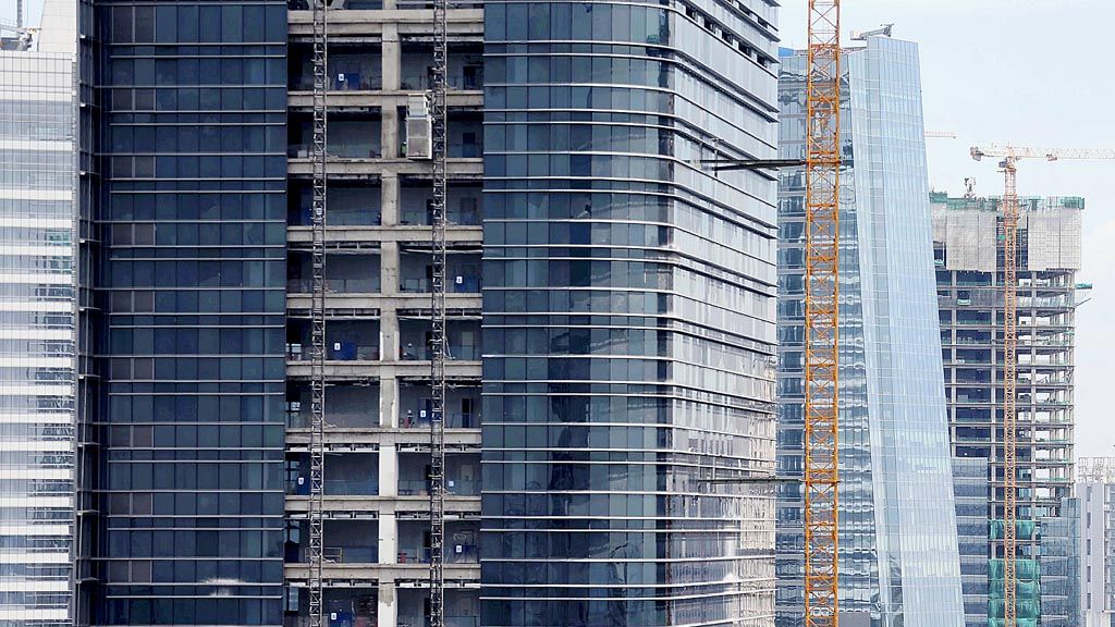 Proyek pembangunan gedung perkantoran di kawasan Sudirman, Jakarta, Senin (13/3).