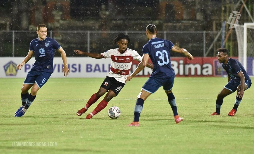 Dokumentasi Liga Indonesia Baru (LIB) menampilkan momen pertandingan antara Madura United melawan Persela Lamongan dalam laga lanjutan BRI Liga 1 2021/2022 pekan ke-23 di Stadion I Gusti Ngurah Rai, Kota Denpasar, Sabtu (5/2/2022). 