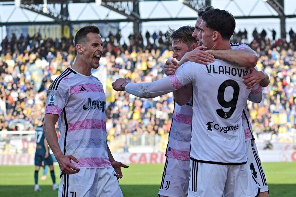 Striker Juventus, Dusan Vlahovic (kanan), merayakan gol yang dicetaknya ke gawang Frosinone, Sabtu (23/12/2023). 
