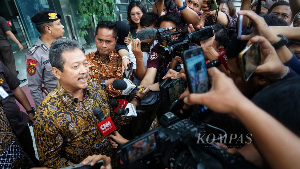 Menteri Kelautan dan Perikanan Sakti Wahyu Trenggono berusaha melewati para jurnalis seusai menjalani pemeriksaan penyidik KPK di Gedung Merah Putih Komisi Pemberantasan Korupsi (KPK), Jakarta, Jumat (26/7/2024). Menteri Kelautan dan Perikanan Sakti Wahyu Trenggono menjalani pemeriksaan penyidik KPK kurang lebih selama 2 jam.  