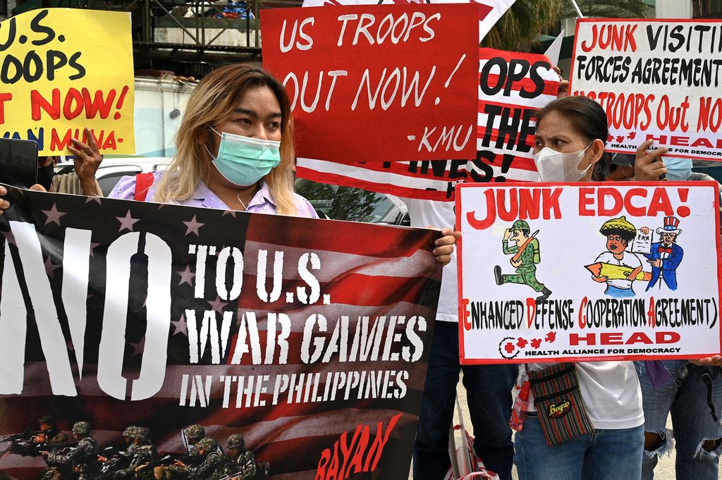 Para aktivis Filipina berunjuk rasa menentang latihan bersama Balikatan antara militer Amerika Serikat dan Filipina di depan Camp Aguinaldo di Kota Quezon, Metro Manila, 11 April 2023.  