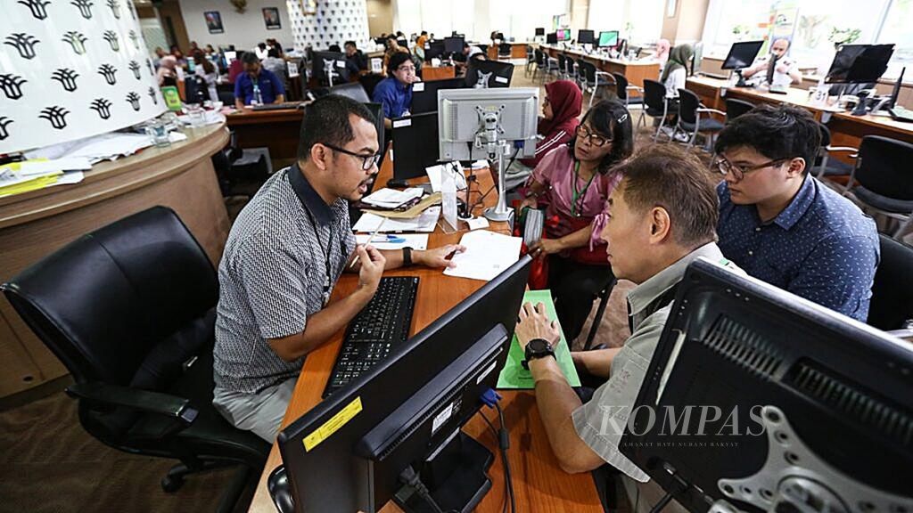 Petugas memberikan penjelasan dalam layanan perizinan berusaha terintegrasi secara elektronik atau online single submission (OSS) pada Pelayanan Terpadu Satu Pintu Badan Koordinasi Penanaman Modal (PTSP BKPM), Jakarta, Rabu (11/9/2019).