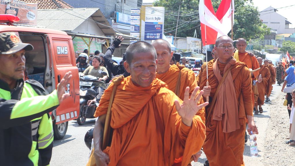Sebanyak 32 biksu menyusuri jalan raya di Kecamatan Jatibarang, Kabupaten Indramayu, Jawa Barat, Selasa (17/5/2023). 