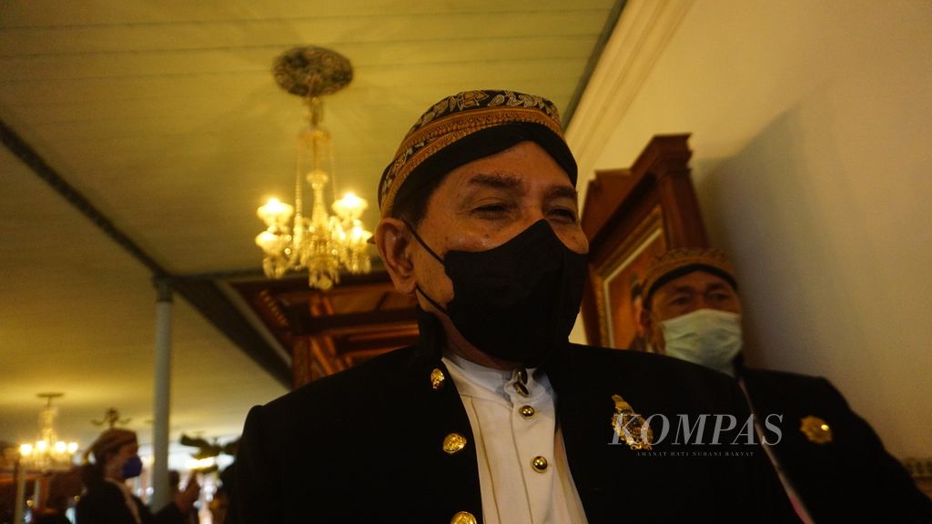 Kanjeng Gusti Pangeran Haryo Dipokusumo menjelaskan tentang penetapan putra mahkota, di Keraton Kasunanan Surakarta, Kota Surakarta, Jawa Tengah, Minggu (27/2/2022). 