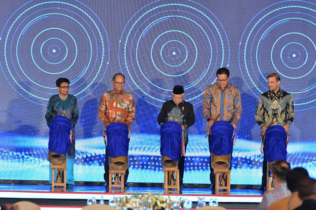 Wakil Presiden Ma’ruf Amin (tengah) meresmikan Allianz Syariah dalam Grand Launching Allianz Syariah, di Jakarta, Kamis (16/11/2023).
