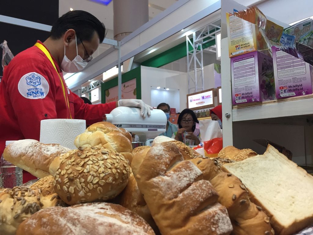 Stan yang memperlihatkan kapasitas suatu UMKM pangan produksi roti dan kue di Indonesia Food Exhibition di Grand City, Surabaya, Jawa Timur, Jumat (10/6/2022). UMKM peserta pameran yang berlangsung 9-12 Juni 2022 itu menjadikan ajang tersebut untuk mempercepat pemulihan bisnis setelah situasi pandemi Covid-19 disebut terkendali.