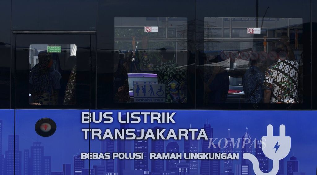 PT Transportasi Jakarta melakukan pelepasan uji coba satu unit bus listrik Transjakarta di kantor pusat PT Transjakarta, Cawang, Jakarta Timur, Jumat (10/9/2021). 