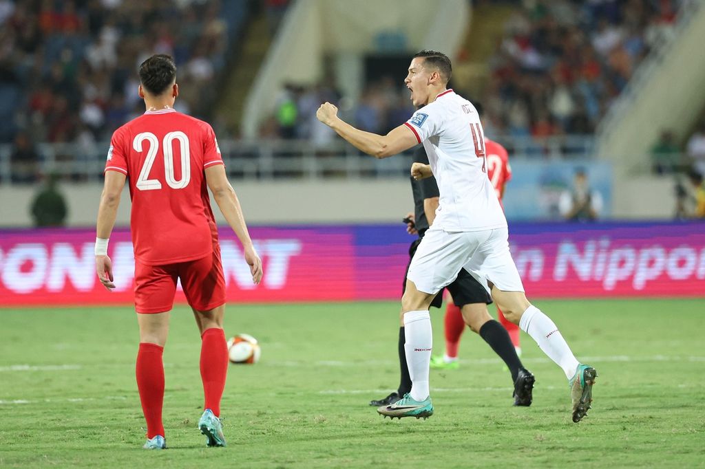 Bek Indonesia, Jay Idzes (kanan), melakukan selebrasi seusai mencetak gol ke gawang Vietnam pada laga kualifikasi Piala Dunia 2026 di Stadion My Dihn, Hanoi, Selasa (26/3/2024). Indonesia memenangi laga dengan skor 3-0.