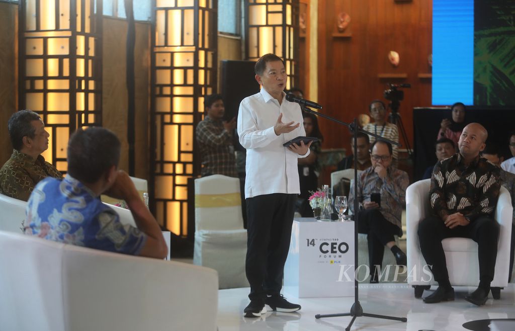 Menteri Perencanaan Pembangunan Nasional RI Suharso Monoarfa (berdiri) memberikan sambutan dalam acara Kompas100 CEO Forum ke-14 di Jakarta, Senin (23/10/2023). 