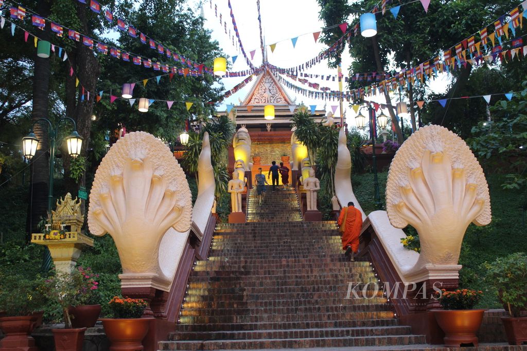 Keindahan kuil di Wat Phnom saat menyambut SEA Games Kamboja 2023, Rabu (3/5/2023). Lokasi wisata sering dikunjungi pengunjung dari dalam dan luar negeri.