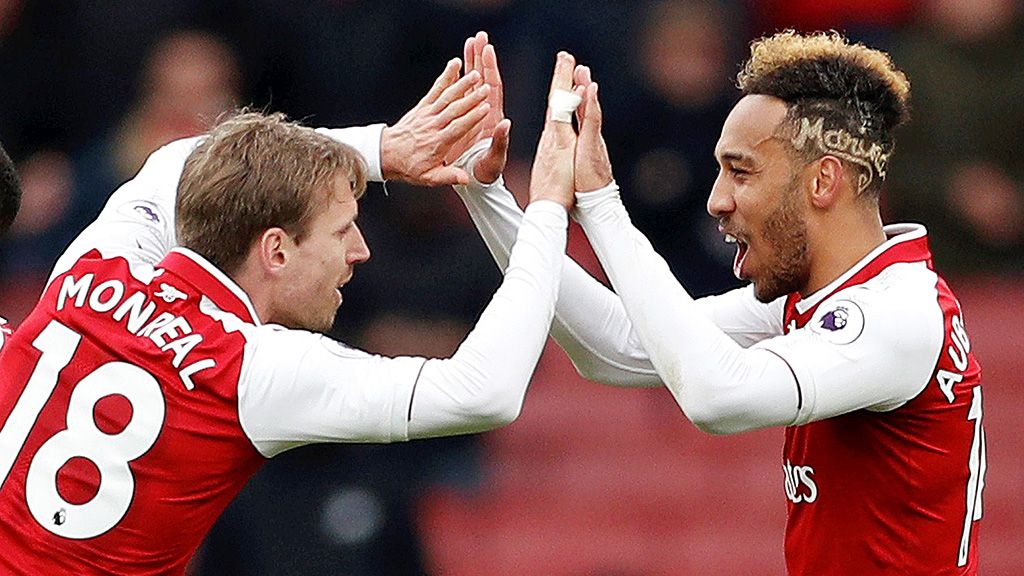 Dua pemain Arsenal, Nacho Monreal (kiri) dan Pierre-Emerick Aubameyang, merayakan kemenangan timnya atas Stoke City, 3-0, pada lanjutan laga Liga Primer Inggris di Stadion Emirates, London, Minggu (1/4/2018). Aubameyang mencetak dua dari  tiga gol kemenangan Arsenal. 