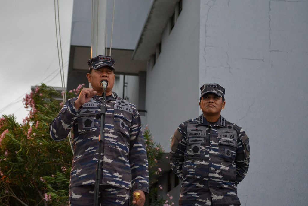 Panglima TNI Laksamana Yudo Margono (kiri) didampingi Kepala Staf TNI Angkatan Laut Laksamana Madya Muhammad Ali saat memberi keterangan kepada wartawan dalam acara Inspeksi Admiral di Dermaga Pulau Dayung, Jakarta Utara, Rabu (28/12/2022). 