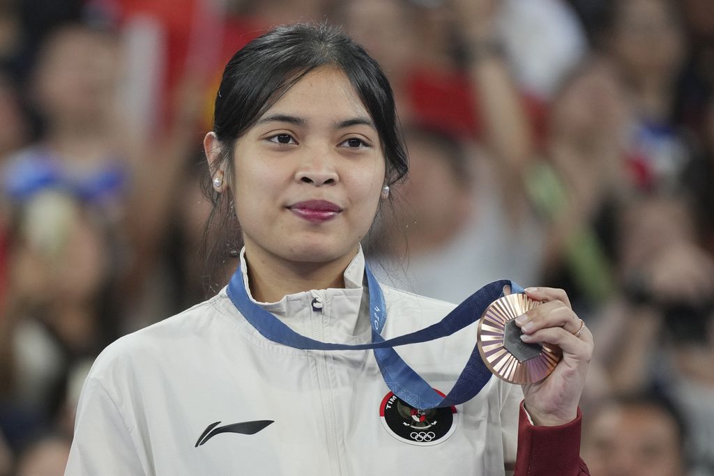 Pemain Indonesia, Gregoria Mariska Tunjung, memamerkan medali perunggu yang didapatkan dari bulu tangkis tunggal putri Olimpiade Paris di Paris, Perancis, 5 Agustus 2024. 