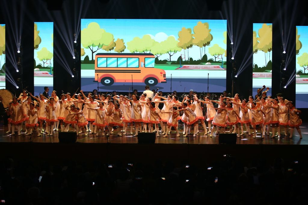 The Resonanz Children Choir menyanyikan lagu "Bis Sekolah" dalam pergelaran Simfoni untuk Bangsa 2023. 