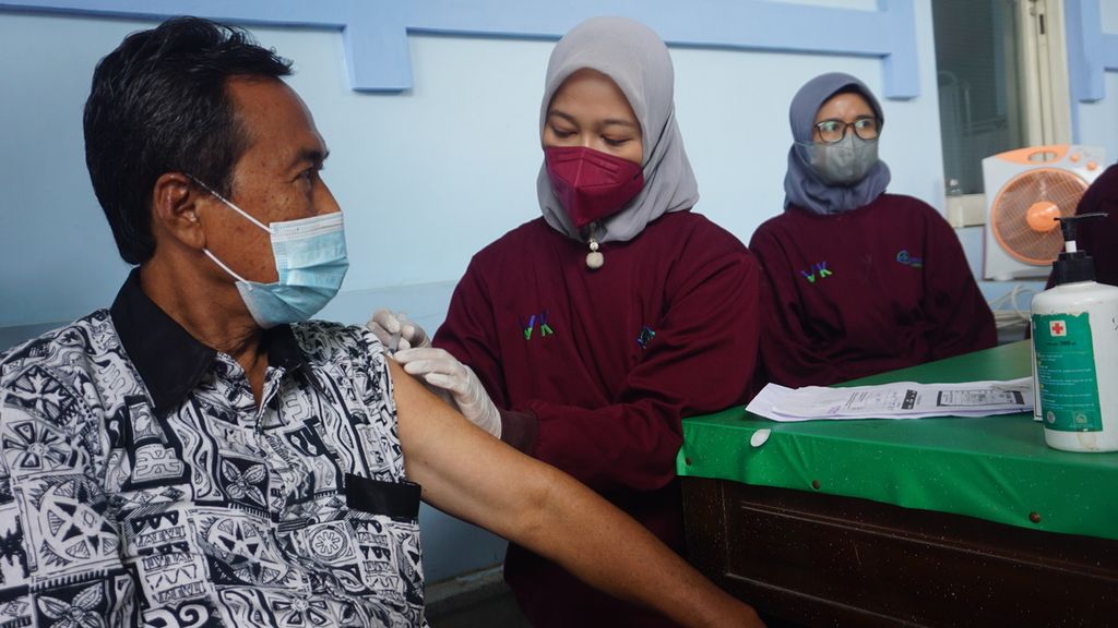 Seorang warga lansia menerima vaksinasi penguat (<i>booster</i>) Covid-19, di RSUD Ibu Fatmawati Soekarno Kota Surakarta, Jawa Tengah, Jumat (14/1/2021). 