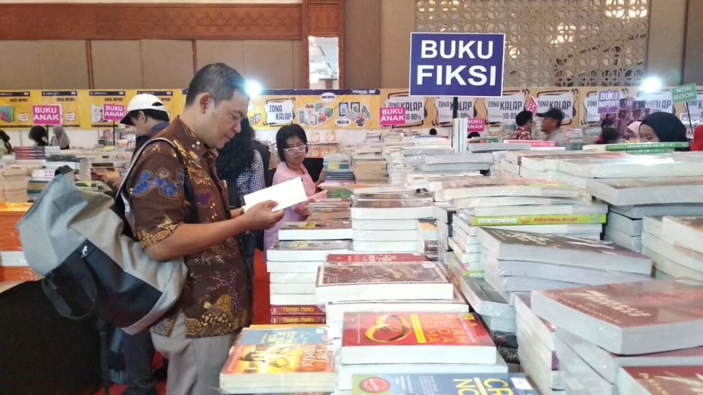 Pengunjung Pameran Buku Internasional Indonesia (IIBF) 2018 sedang melihat-lihat buku di Zona Kalap, Rabu (12/9/2018).