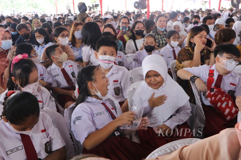Siswa-siswi Yayasan Perguruan Sultan Iskandar Muda mengikuti acara festival keberagaman dalam peresmian peletakan batu pertama gedung Universitas Satya Terra Bhinneka dan gedung SMK, di Medan, Sumatera Utara, Kamis (25/8/2022).