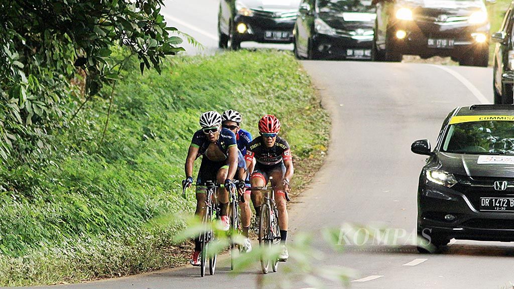 Para pebalap menyelesaikan etape ketiga Tour de Lombok Mandalika, Sabtu (15/4). Pebalap tim Sapura asal Kolombia, Zaher Perez Munoz, keluar sebagai pemenang etape ini.