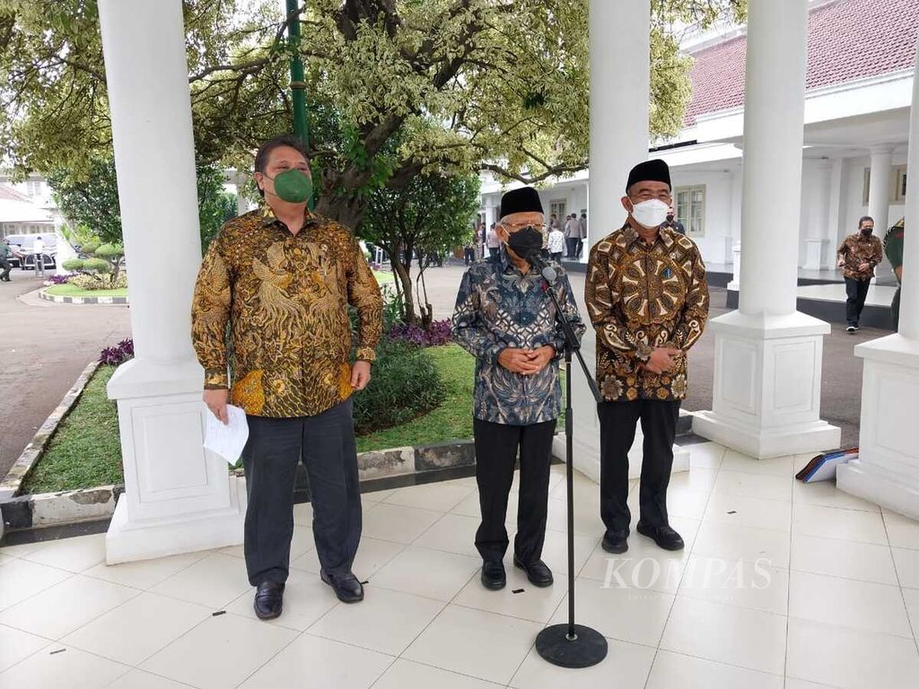 Wakil Presiden Ma'ruf Amin saat menyampaikan keterangan pers seusai memimpin Rapat Pleno Khusus Tim Nasional Percepatan Penanggulangan Kemiskinan (TNP2K) di Istana Wapres, Jalan Medan Merdeka Selatan Nomor 6, Jakarta Pusat, Rabu (3/8/2022).
