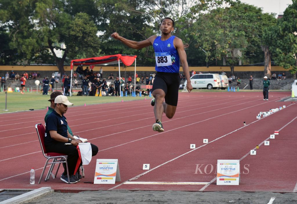 Aksi pelompat jauh Nusa Tenggara Barat, Sapwaturrahman, pada nomor lompat jauh putra senior Kejuaraan Nasional Atletik 2023 di Stadion Sriwedari, Solo, Jawa Tengah, Jumat (23/6/2023). 