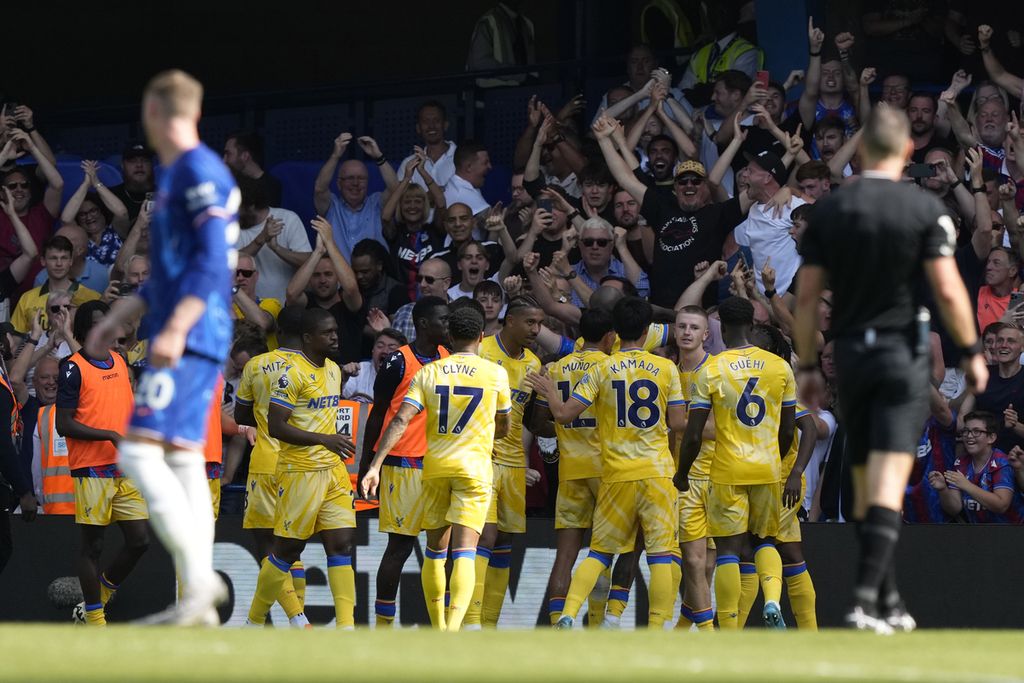 Para pemain Crystal Palace merayakan gol penyama kedudukan yang dicetak Eberechi Eze ke gawang Chelsea pada laga Liga Inggris di Stadion Stamford Bridge, London, Minggu (1/9/2024). 