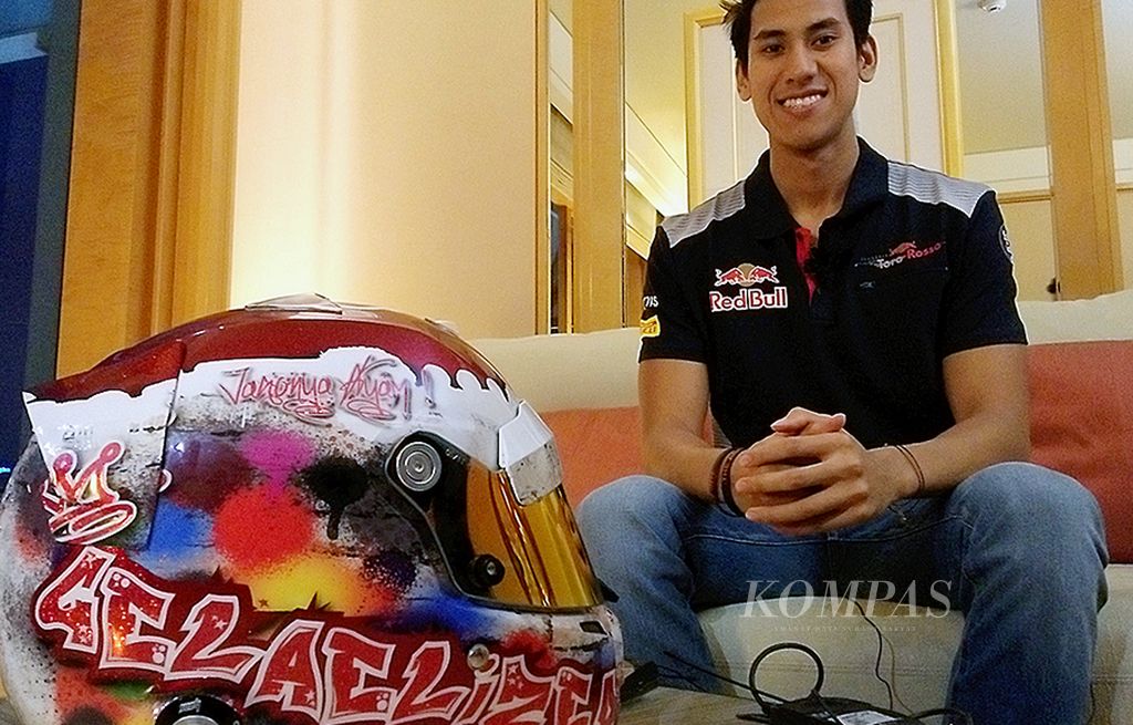 Pebalap Indonesia, Sean Gelael,  Rabu (13/9), di Singapura,  memamerkan helm barunya yang akan digunakan untuk mengikuti latihan bebas pertama pada F1 Singapura. Mengikuti latihan bebas di beberapa seri F1 menjadi jalan  bagi Sean untuk menembus  F1 pada masa depan.