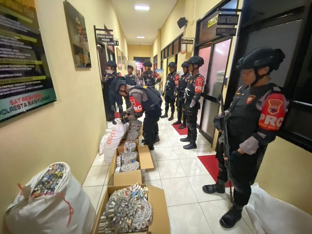 Jajaran Kepolisian Resor Kota Banyumas menyita ribuan petasan yang akan diedarkan di Purwokerto, Banyumas, Jawa Tengah, Jumat (24/3/2023) malam.