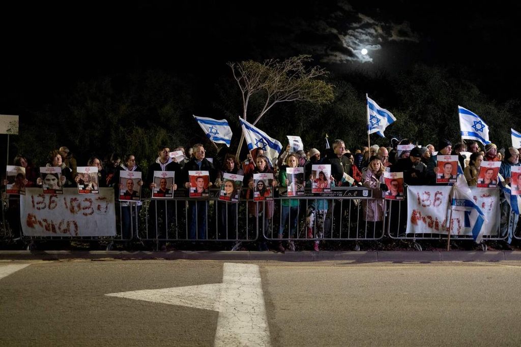 Para pengunjuk rasa berada di luar kediaman pribadi PM Israel Benjamin Netanyahu di Kaisarea utara, Tel Aviv, 27 Januari 2024, untuk mendesak upaya pembebasan warga Israel yang disandera Hamas. 
