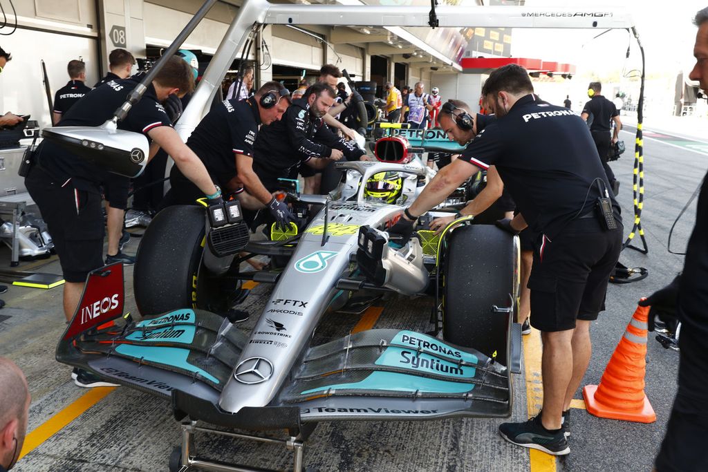 Mobil yang dikemudikan pebalap Mercedes, Lewis Hamilton, masuk <i>pit stop</i> saat sesi latihan bebas kedua Grand Prix Formula 1 seri Spanyol di Sirkuit Barcelona-Catalunya, Montmelo, Spanyol, Jumat (20/5/2022). 