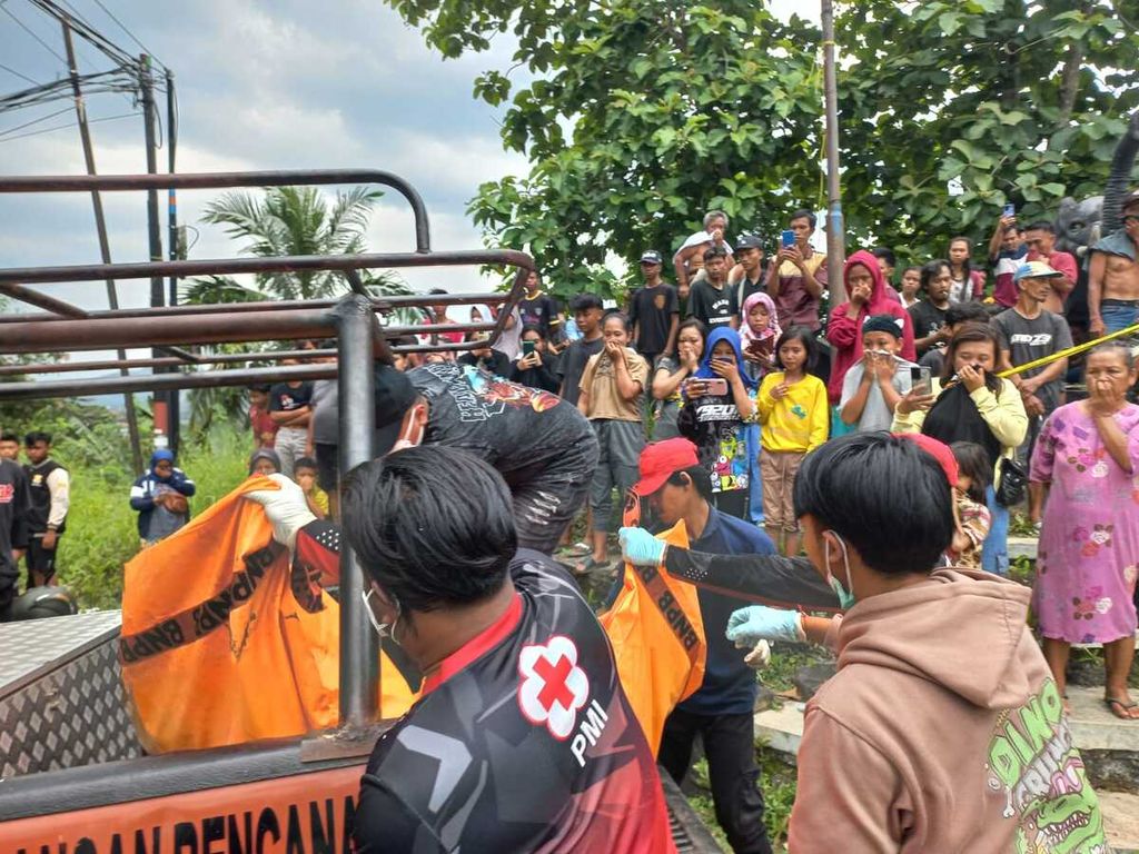 Pihak kepolisian mengevakuasi jenazah korban pembunuhan bernama Indriyana Dewi di Dusun Cilengkong, Desa Neglasari, Kota Banjar, Jawa Barat, Selasa (27/2/2024). Polda Jawa Barat telah menangkap tiga pelaku dalam kasus ini.