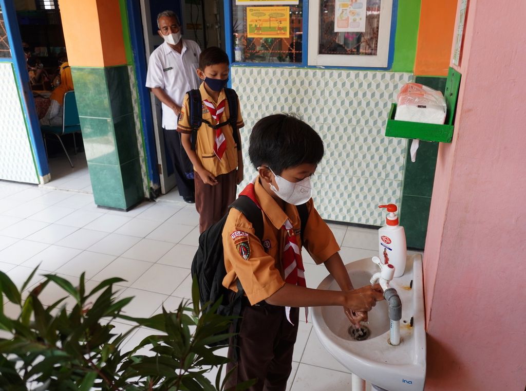 Siswa mencuci tangan seusai mengikuti pembelajaran tatap muka perdana di SD Negeri Kalinyamat Wetan 1, Kecamatan Tegal Selatan, Kota Tegal, Jawa Tengah, Jumat (1/10/2021). 