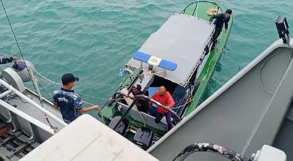 Awak KRI Sigalu-857 menyelamatkan awak Kapal Pengawas Perikanan Malaysia yang mengalami kerusakan mesin di perairan sebelah timur laut Pulau Cula, Kota Batam, Kepulauan Riau, Rabu (1/3/2023).