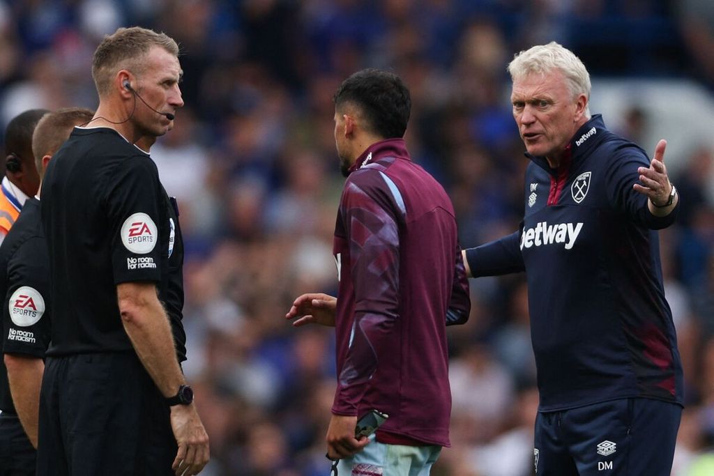 Manajer West Ham United David Moyes berdebat dengan wasit pada akhir pertandingan Liga Inggris antara Chelsea dan West Ham United di Stadion Stamford Bridge, London, Sabtu (3/9/2022). Pertandingan tersebut diwarnai keputusan wasit asisten video (VAR) yang kontroversial. 
