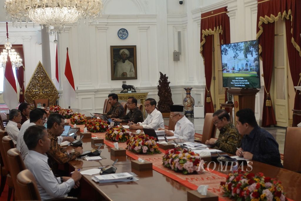 Presiden Joko Widodo memberikan pengantar rapat terbatas terkait integrasi moda transportasi publik di Istana Merdeka, Jakarta, Rabu (27/9/2023).
