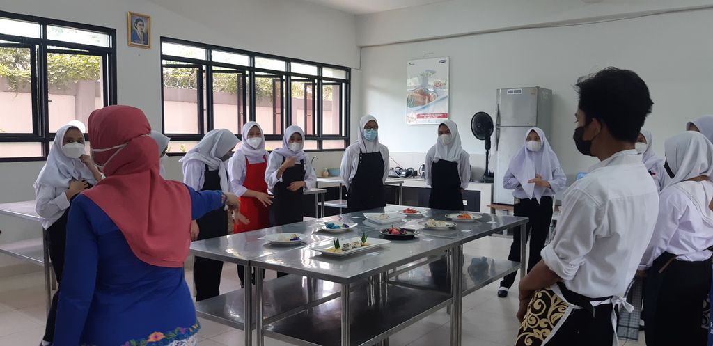 Sejumlah murid Kelas XI jurusan tata boga di SMK Negeri 38 Jakarta Pusat melakukan praktikum membuat kue, Jumat (24/9/2021). Kegiatan ini menjadi bagian dalam pembelajaran tatap muka yang sudah berlangsung sejak akhir Agustus 2021.