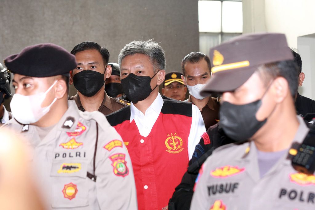 Terdakwa kasus perintangan penyidikan terhadap pembunuhan Brigadir J (Nofriansyah Yosua Hutabarat), Hendra Kurniawan, datang ke Pengadilan Negeri Jakarta Selatan untuk menjalani sidang pertamanya. Rabu (19/10/2022). 
