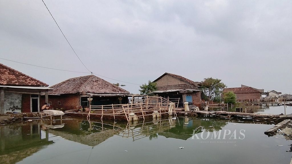 Kondisi rumah di Desa Timbulsloko, Demak, Jawa Tengah, Selasa (9/5/2023), terendam akibat abrasi dan air rob beberapa tahun terakhir.