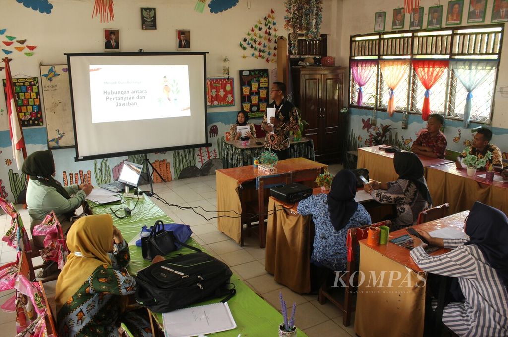 Suasana kelas Tastaba (Pemberantasan Buta Membaca) terkait strategi membuat hubungan pertanyaan dengan jawaban dalam Festival Belajar Kabupaten Muara Enim, Sumatera Selatan, Sabtu (17/6/2023).