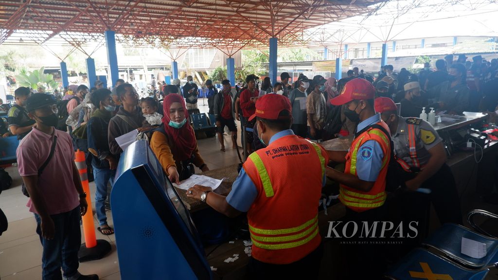 Petugas memeriksa tiket penumpang kapal di Terminal Penumpang Bandarmasih, Pelabuhan Trisakti, Banjarmasin, Kalimantan Selatan pada H-3 Lebaran, Jumat (29/4/2022). 