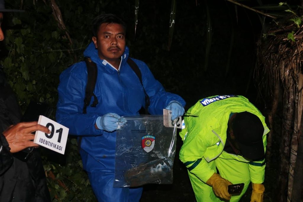Polisi melaksanakan olah tempat kejadian perkara kasus pembunuhan seorang pengojek sepeda motor di Kampung Ekeitadi, Kabupaten Paniai, Papua, pada Sabtu (13/8/2022).
