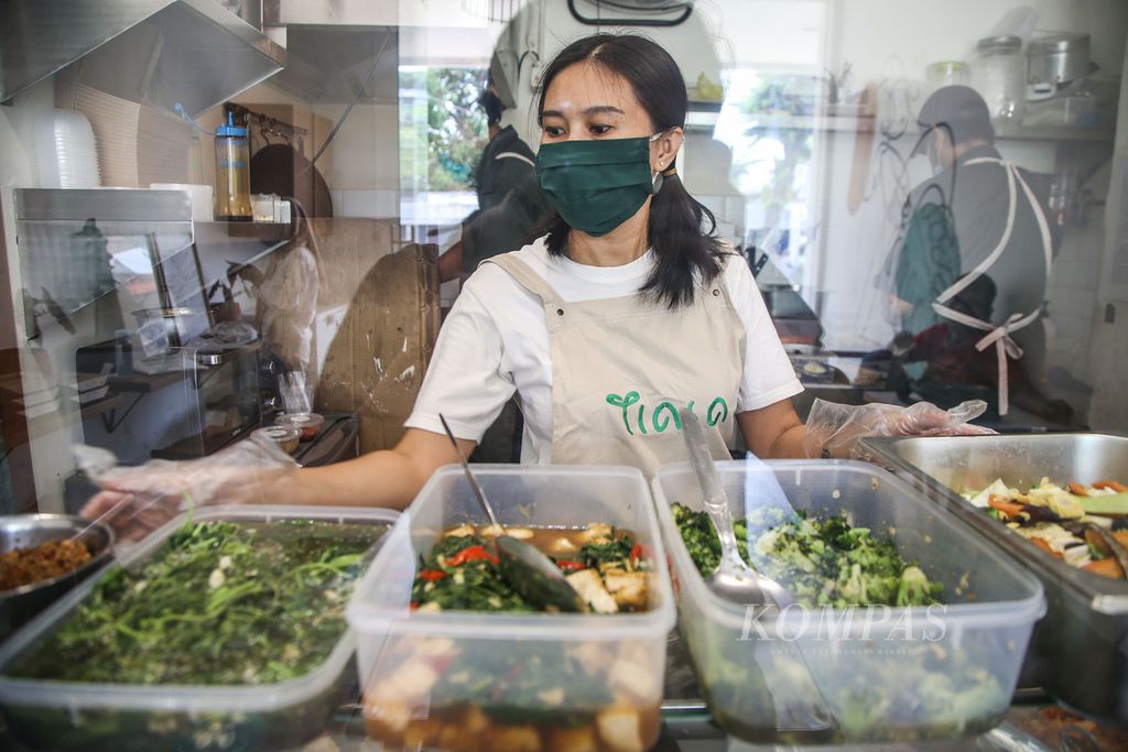 Pramusaji mempersiapkan menu vegetarian di Tiasa Plant-Based Canteen di kawasan Kemang, Jakarta, September 2020. Kantin ini berkonsep semua makanannya berbahan tumbuhan. 